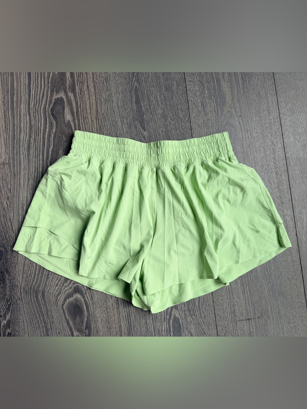 Lululemon Shake It Out High-Rise Running Short 2.5" in Lemongrass Size Large